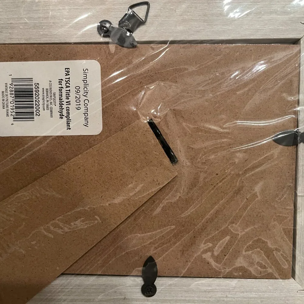 Simplicity Vintage‎ Wooden 5X7 Picture Frame (new in plastic packaging)